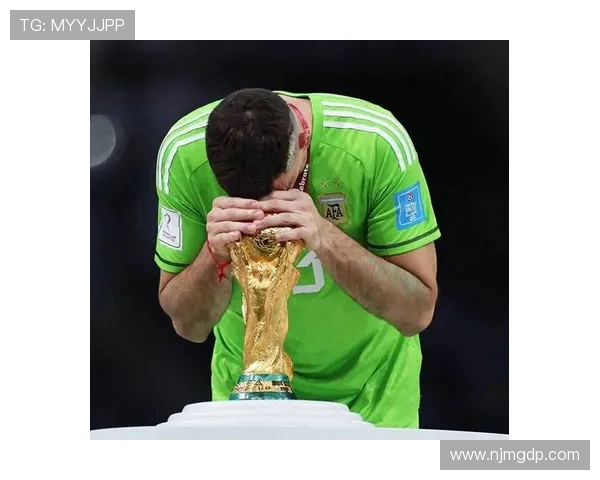 局势紧张升级马卡报道何塞卢与哈维马丁内斯紧急撤离卡塔尔